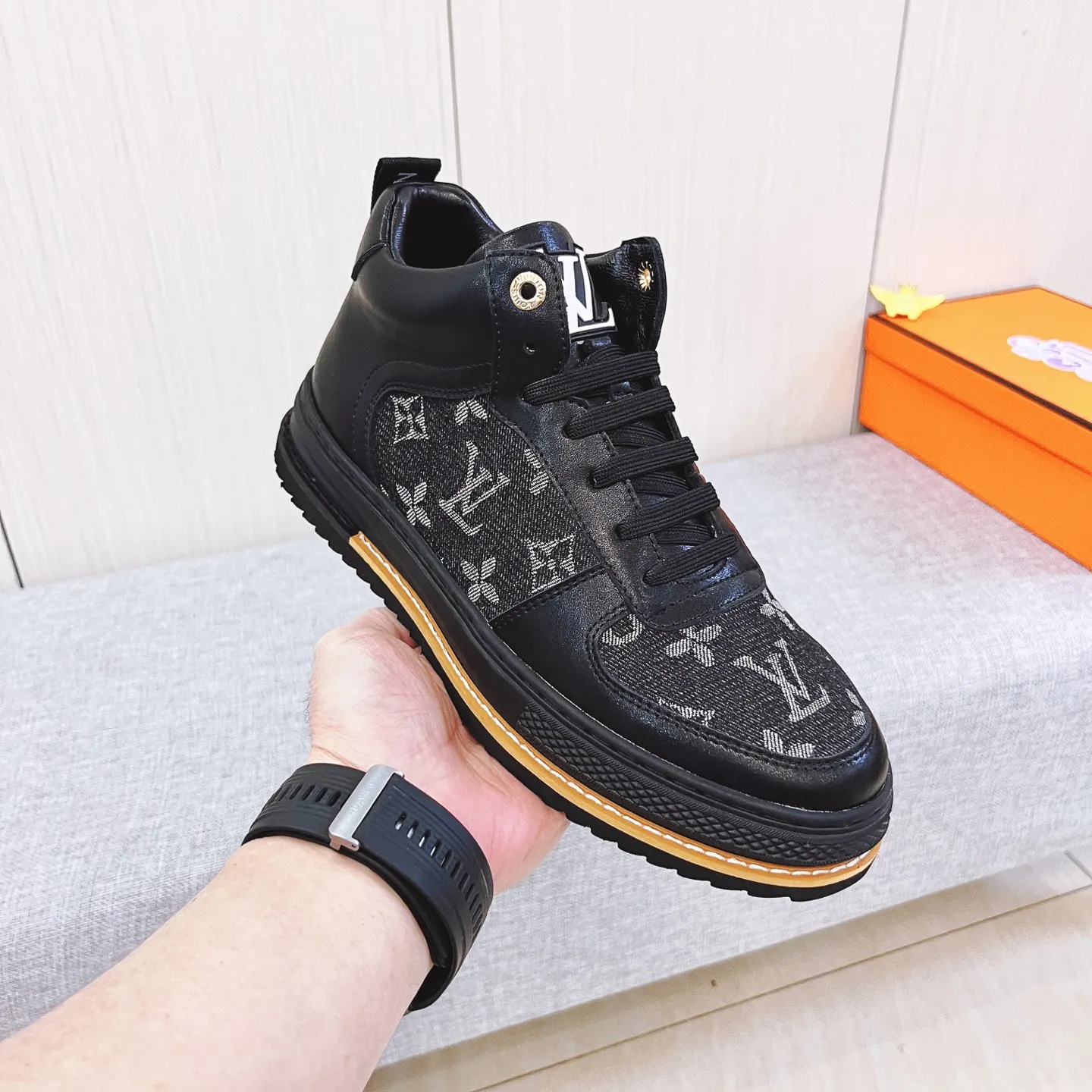 🚘🚘Factory batch 440💰[LV]🔥Louis Vuitton, high-end men's shoe brand, official website 1:1 latest masterpiece: the upper is made of first-layer cowhide imported from Italy with a comfortable and breathable lining➕original non-slip and wear-resistant outsole🔥, making walking more convenient and comfortable! An exclusive new model, a stunning work, a beautiful 1:1 replica [color] compared to the official quality! Create a fashionable personality to set off your uniqueness! A must-have for trendy men! Classic 🔥Size: 38-44 Color: 🔥 2⃣️colors available🔥.